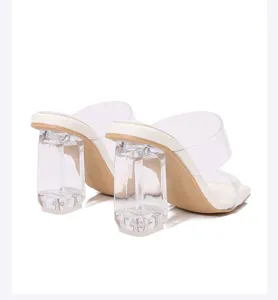 Buena vista detallada de sandalia de tacón alto transparente, zapato de tiras claras.