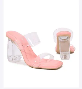 Elegantes sandalias rosas con tacón transparente para mujer, estilo moderno y chic.