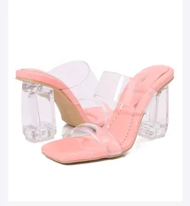 Vista detallada de sandalias de tacón alto con tiras de PVC transparente rosa para mujer.