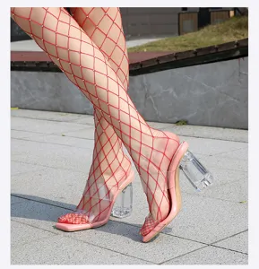 Vista detallada de sandalias de verano para mujer con tacón de cristal transparente.