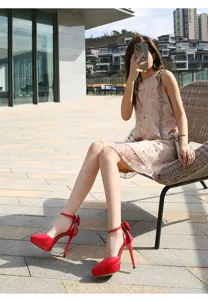 Detailansicht roter Damen Stiletto High Heels mit schicker Schleife und spitzem Zeh.