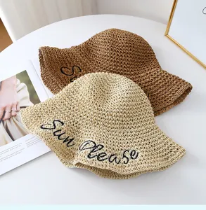 Dettaglio cappello di paglia, cappello da sole estivo cavo intrecciato con ricamo donna.