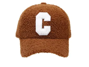 Gorra de béisbol de borreguito marrón con parche de letra C blanca, gorro de invierno cálido.