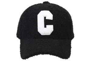 Gorra de béisbol de sherpa negra con parche de letra C blanca, gorro de invierno cálido.