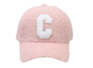 Gorra de béisbol de sherpa rosa para mujer, gorro de invierno cálido con parche de letra C.