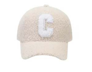 Detalle de gorra de béisbol de borrego, gorro de invierno cálido con letra C bordada.