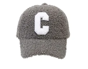 Vista detallada de gorra de béisbol de vellón sherpa gris con bordado de letras blancas.