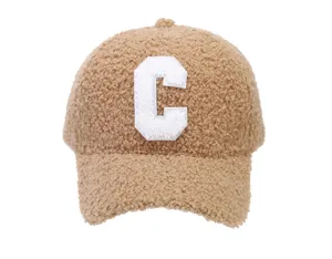 Gorra de béisbol de borreguito sintético para invierno, sombrero cálido con letra C.