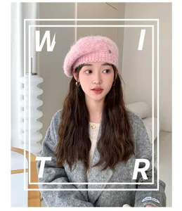 Primer plano detallado de una bonita boina de punto rosa para mujer, gorro cálido.