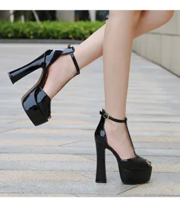 Detailansicht Damen Lackleder klobige High Heel Sandaletten mit Plateau und feinem T-Riemen.