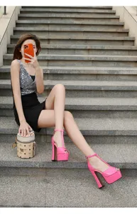 Rosa Plateau Sandaletten mit dickem Absatz und T-Steg, Peeptoes für stylische Outfits.