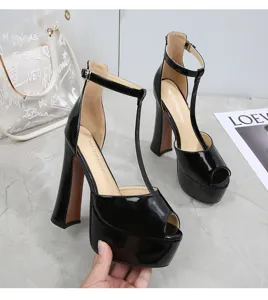 Detailansicht schwarzer Lackleder Plateau T-Steg High Heel Sandaletten mit offener Zehenpartie.