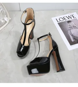 Schwarze Lackleder Plateau High Heel Sandalinen klobiger T-Strem Peep Toe Damenschuhe