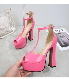 Rosa Lackleder Plateau T-Steg klobige High Heel Sandalen Detail, offene Zeh Damenschuhe.