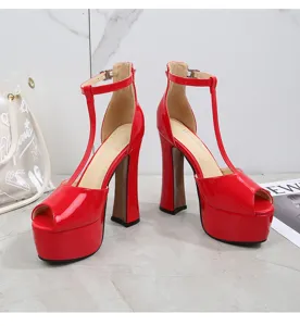 Rote Lackleder Plateau High Heel Sandalen für Damen, T-Steg klobige Absatz offene Schuhe.