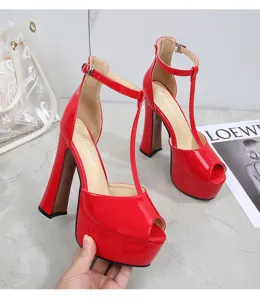 Rote Plateau High Heels Sandaletten aus Lackleder mit T-Steg und Blockabsatz Damen.