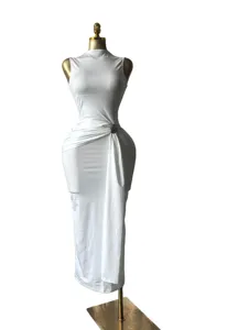 Vista detallada del elegante vestido largo blanco sin mangas con faja plisada y hebilla metálica.
