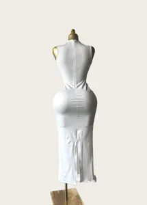 Vista detallada de un vestido largo sin mangas blanco liso con una silueta ajustada.