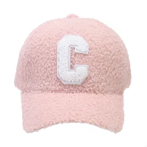 Bonita gorra de béisbol de borrego rosa, gorro de invierno cálido con letra C blanca.