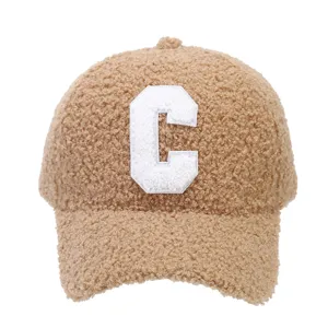 Cómoda gorra de béisbol de borreguito teddy en color camel con parche de letra C blanca.