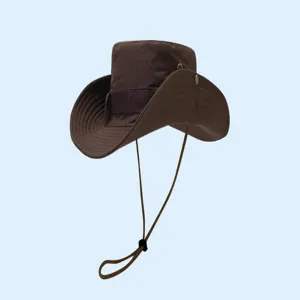 Chapeau de soleil de randonnée marron à large bord avec mentonnière et boutons-pression latéraux.
