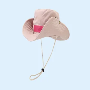 Vue détaillée du chapeau de soleil d'extérieur à large bord avec cordelette et bande.