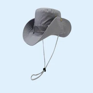 Détails du chapeau de soleil gris d'extérieur, large bord avec cordelette de vent.