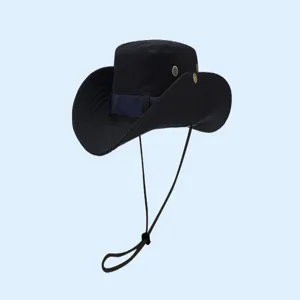 Détail du chapeau de soleil noir à large bord, avec mentonnière réglable et œillets robustes.