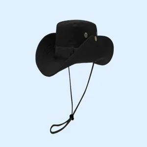 Détail rapproché du chapeau de randonnée noir en plein air à large bord et mentonnière réglable.