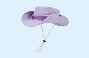 Détail du chapeau de soleil d'extérieur avec large bord, œillets respirants et jugulaire.