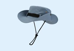 Vue détaillée du chapeau de soleil à large bord avec une sangle de menton réglable.