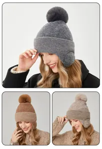 Vista detallada del gorro de punto de invierno cálido para mujer con pompón suave.