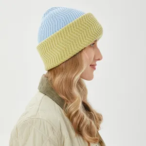 Vista dettagliata del berretto in maglia a costole bicolore per uomo e donna, cappello.