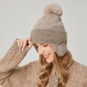 Gorro de invierno calido para mujer con orejeras y pompón esponjoso beige elegante