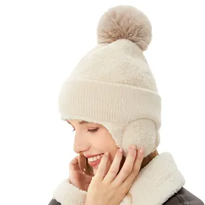 Gorro de punto de invierno para mujer con orejeras y pompón en color blanco crema