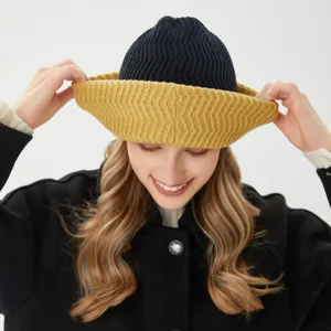 Elegante berretto in maglia bicolore per l'autunno e l'inverno, caldo e antivento.