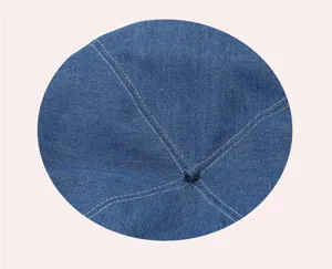 Denim baret hoed top detail met stikwerk vakmanschap, casual stijlvolle schilderspet accessoire.