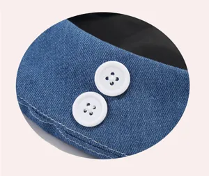 Gedetailleerd overzicht van de stijlvolle denim baret met prachtige witte stiksels en knopen.