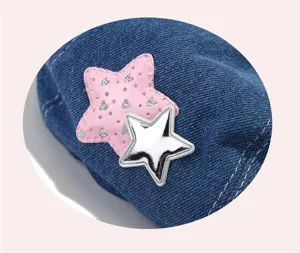 Blauwe denim baret detailweergave met leuke roze glitter en zilveren sterren voor dames.
