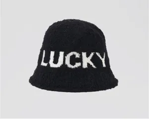 Gorro de pescador peludo negro para mujer de invierno, gorro de punto cálido con letras blancas.