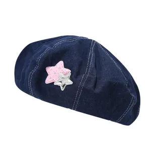 Stijlvolle donkerblauwe denim baret hoed voor vrouwen met schattige sterdecoraties.