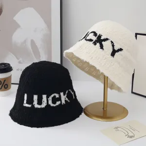 Sombrero de pescador de invierno de felpa suave para mujer, gorro coreano con letras.