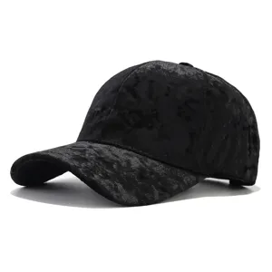 Classic black crushed velvet baseball cap for men and women, stylish autumn and winter casual hat.