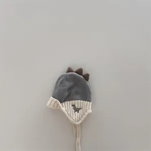 Dettaglio berretto neonato orecchie, design simpatico dinosauro, caldo morbido inverno
