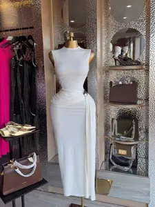 Elegante vestido largo blanco sin mangas con elegante faja plisada y hebilla metálica.