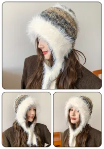 Primer plano detallado del elegante gorro de invierno peludo con orejeras y textura muy suave.