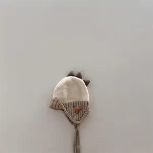 Dettaglio del cappello in maglia con dinosauro per neonati, calda cuffia invernale bimbi.