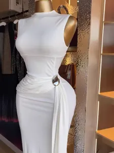 Detalle del vestido midi blanco sin mangas con cintura fruncida y hebilla metálica.