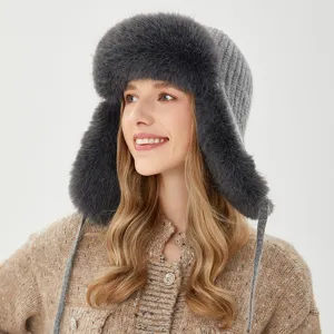 Vue détaillée de la casquette aviateur en peluche d'hiver pour femme, gris chaud extérieur.