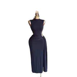 Elegante vestido largo sin mangas con drapeado en la cintura y hebilla metálica de moda.